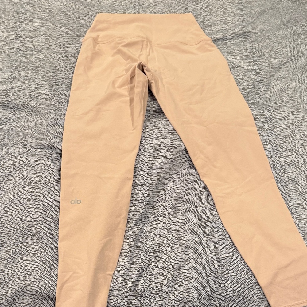ALO Yoga woman’s pink leggings